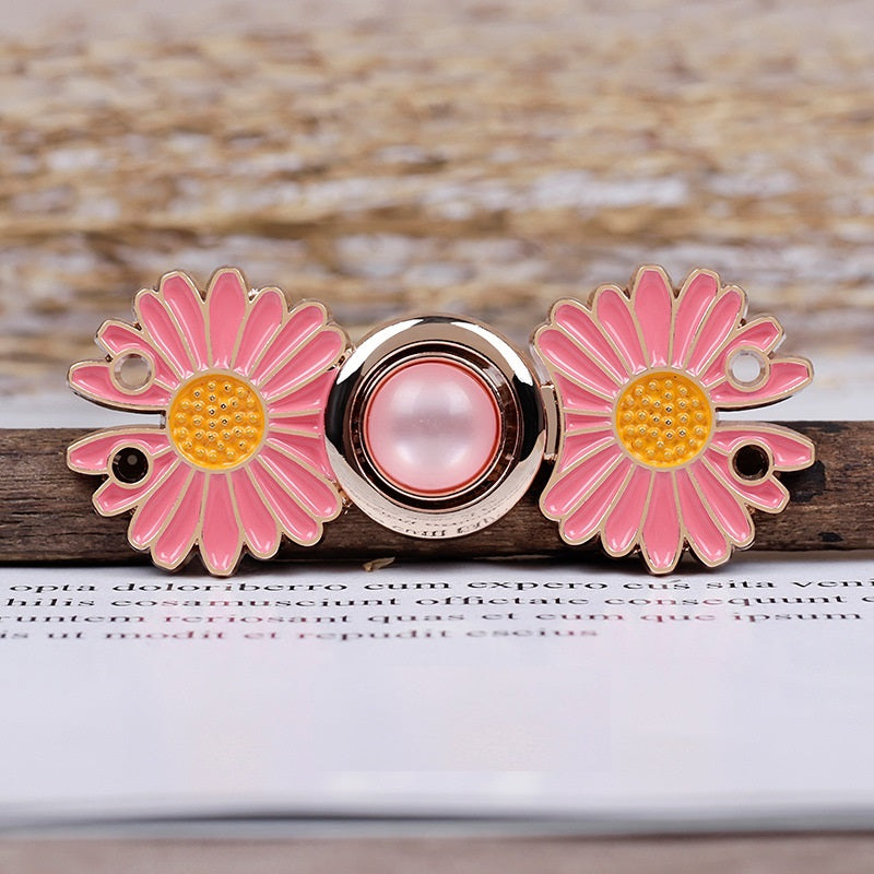 Daisy metal pair buttons, pink petals with gold-tone center beads and round snap ring, 4.7cm