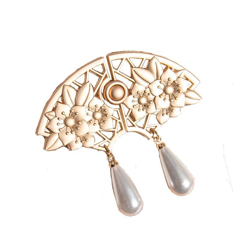 Light Gold fan-shaped metal frog button with four blossom motifs and two teardrop pearls