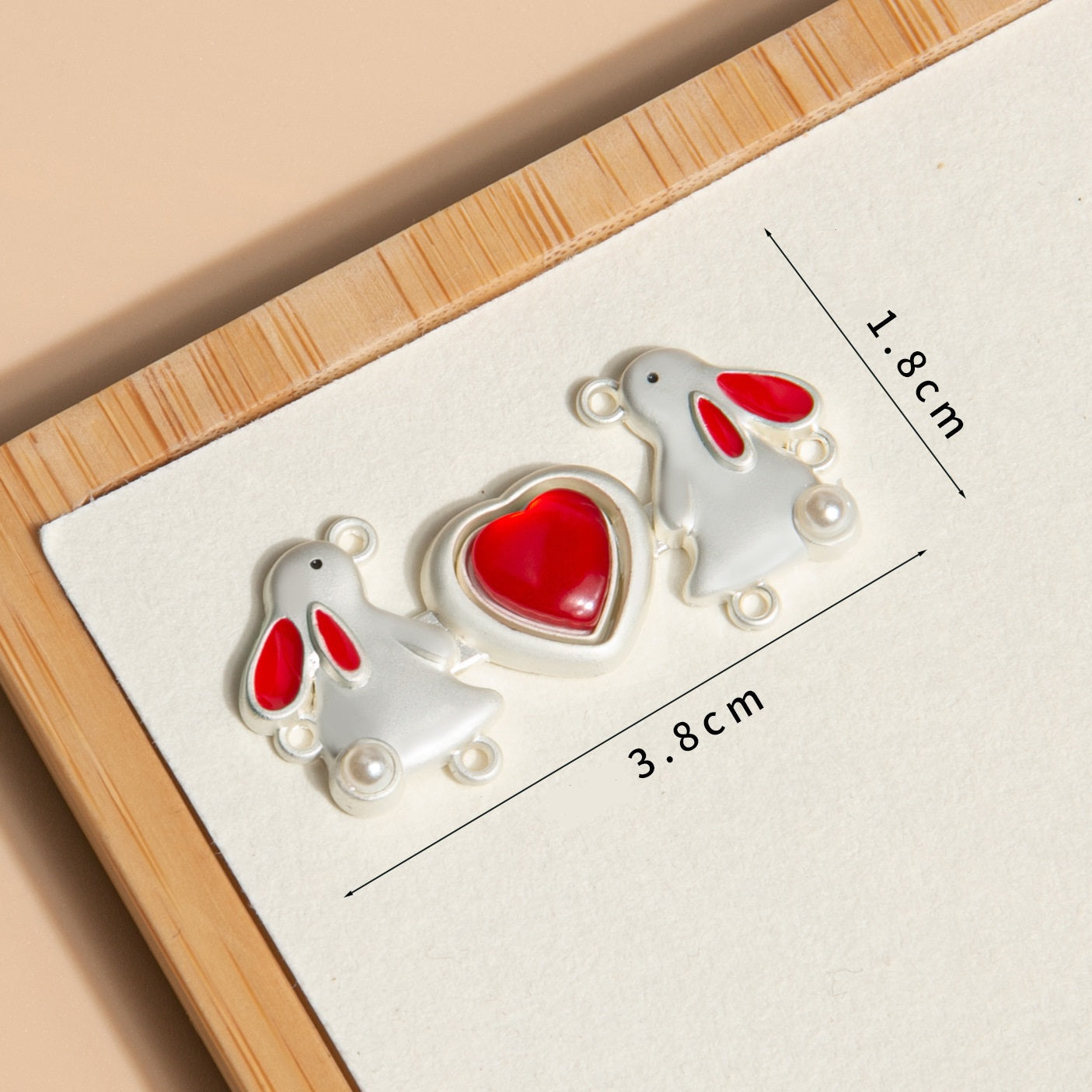 Metallknöpfe 3,8 cm: Froschmotiv in silber, rotes Herz, rote Details und Perlenoptik