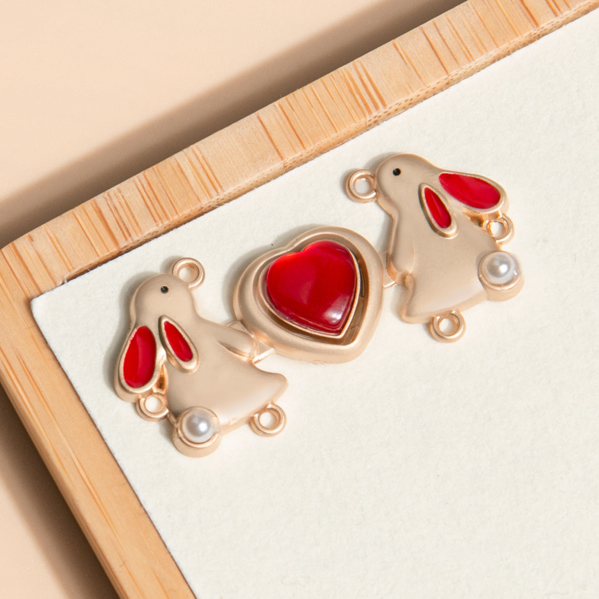 Metallknöpfe Froschmotiv, roségoldfarben: rotes Herz, rote Ohren und Perlen-Details