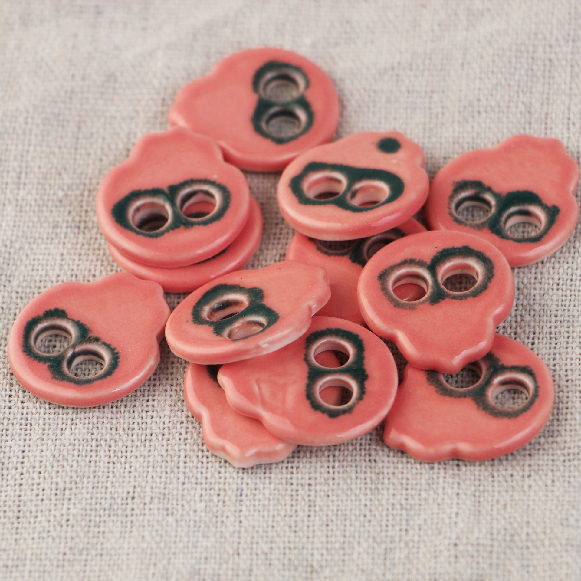Rosa Keramik-Nähknöpfe mit Totenkopf-Design und 2 Löchern, 6er Set