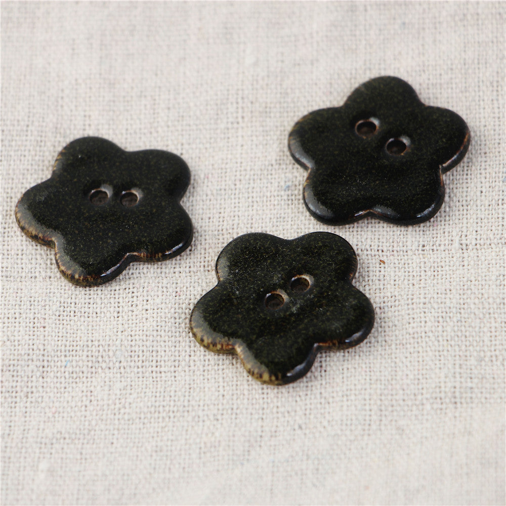 Black ceramic clover sewing buttons, 2-hole design, 3 pcs