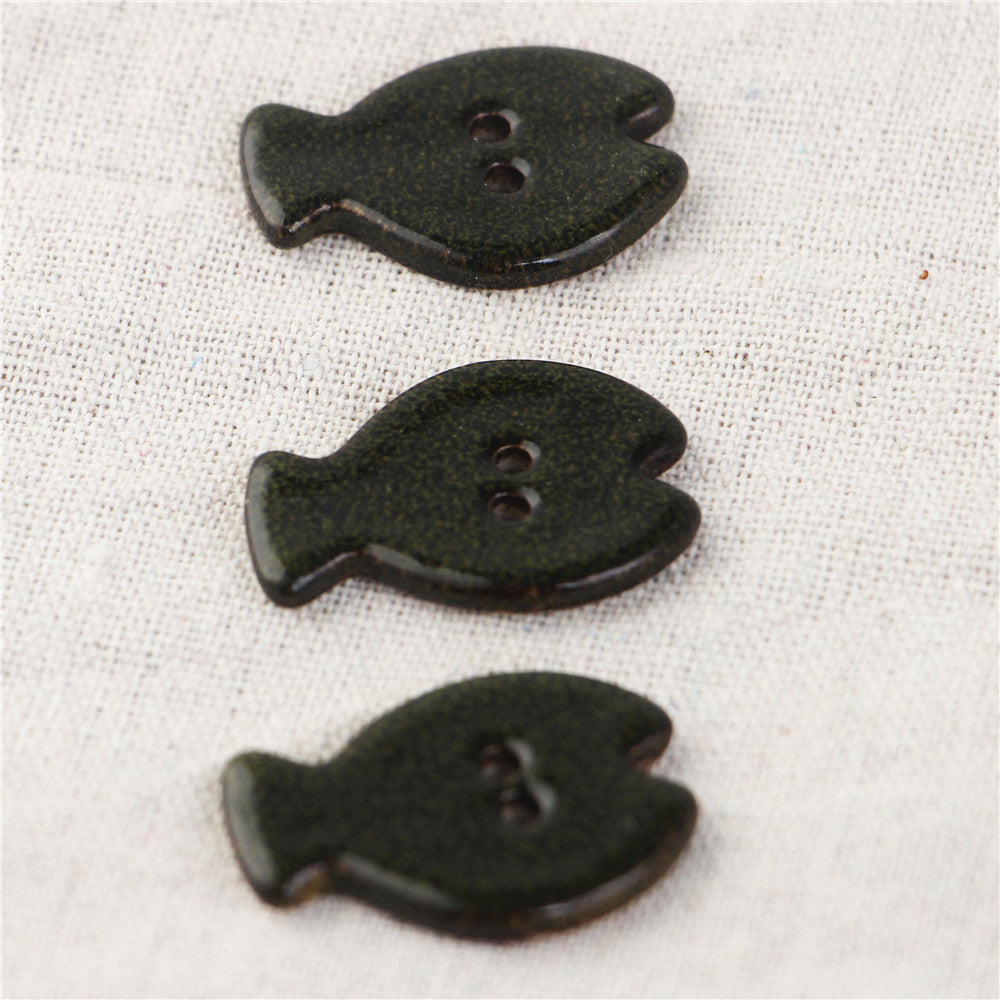 Black fish-shaped ceramic buttons, 2-hole, handmade, close-up (3pcs)