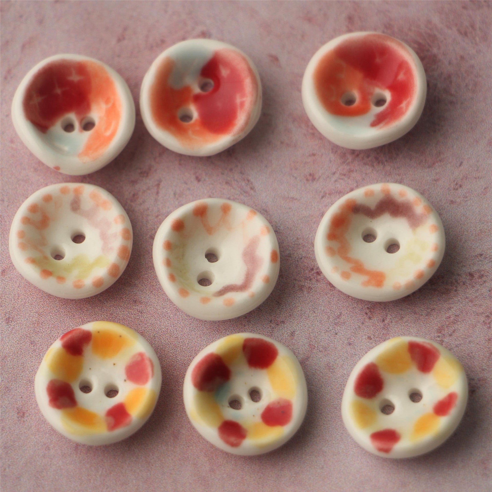 Keramikknöpfe 2 Löcher, handbemalt: creme mit rot-orange Blüten- und Punktakzenten
