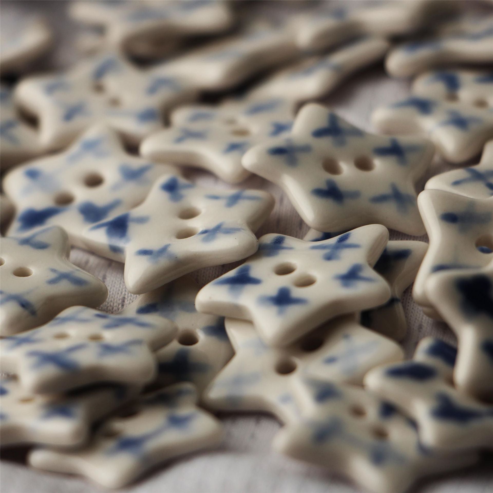 Blue-and-white ceramic sewing buttons, five-point star shape with two holes (4PCS)