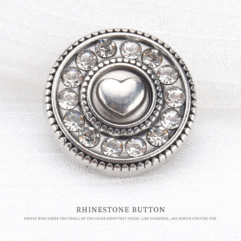 Bouton rond argent vieilli 19mm, cœur central avec entourage de pierres