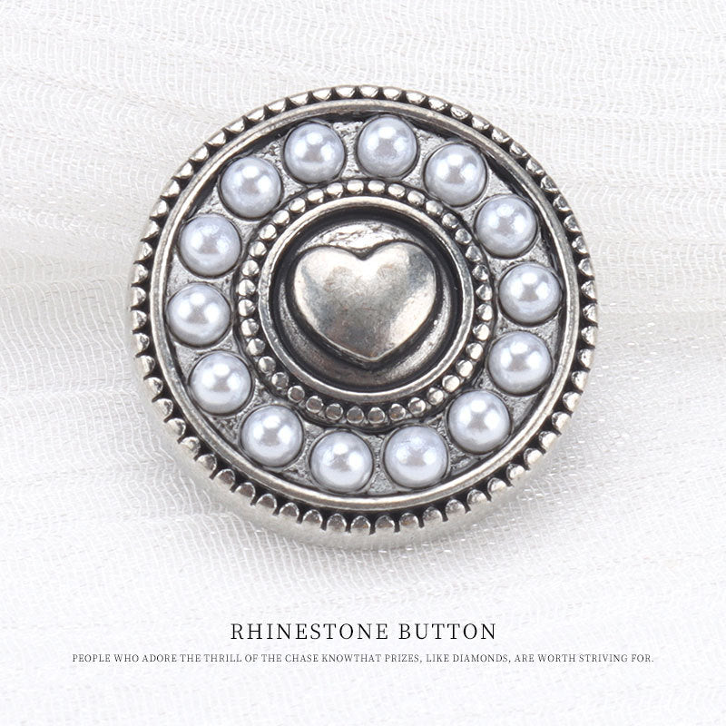Bouton rond argent vieilli 19mm, cœur au centre, bord perlé décoratif