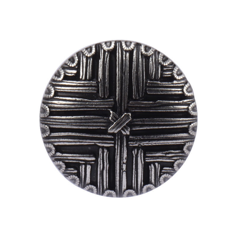 Silberfarbener Rundknopf mit Kreuz aus erhabenen Linien und Zierstreifen