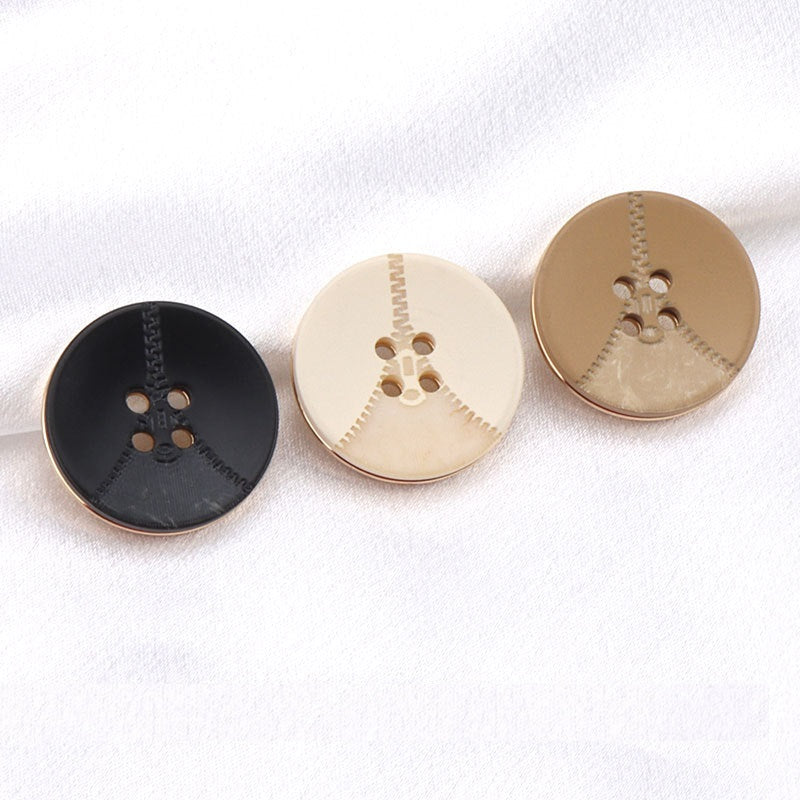 Lotsofbuttons Knöpfe: schwarzer, beiger und khakifarbener runder Flachknopf mit Metallrand