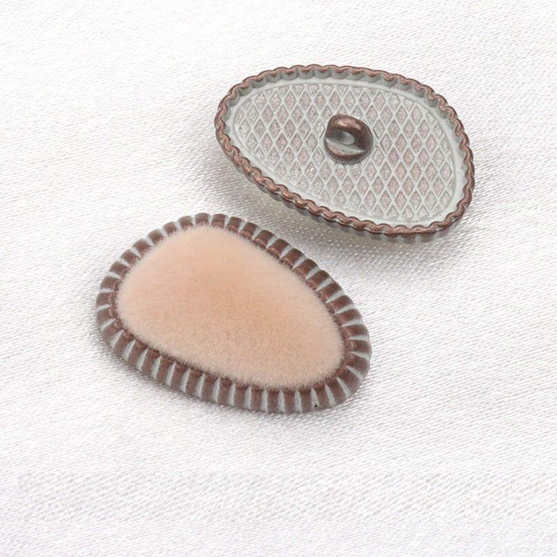 21mm Schaftknopf mit cremefarbenem Flock, Metallrückseite mit Schaftöse