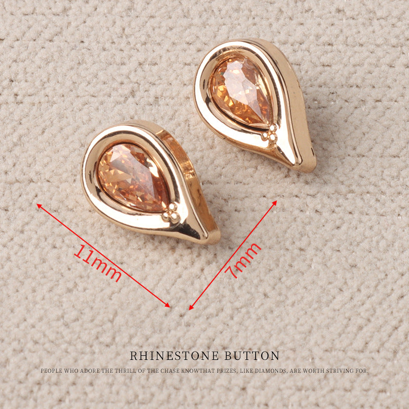 Goldfarbener Tropfen- oder Herz-Kristallknopf-Style mit Fassungsring, ca. 7x11 mm