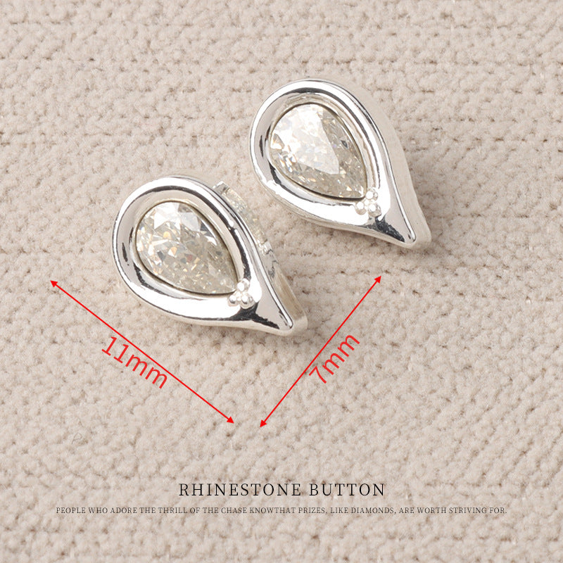 Silberfarbener Tropfen- oder Herz-Kristallknopf-Style mit Fassungsring, ca. 7x11 mm