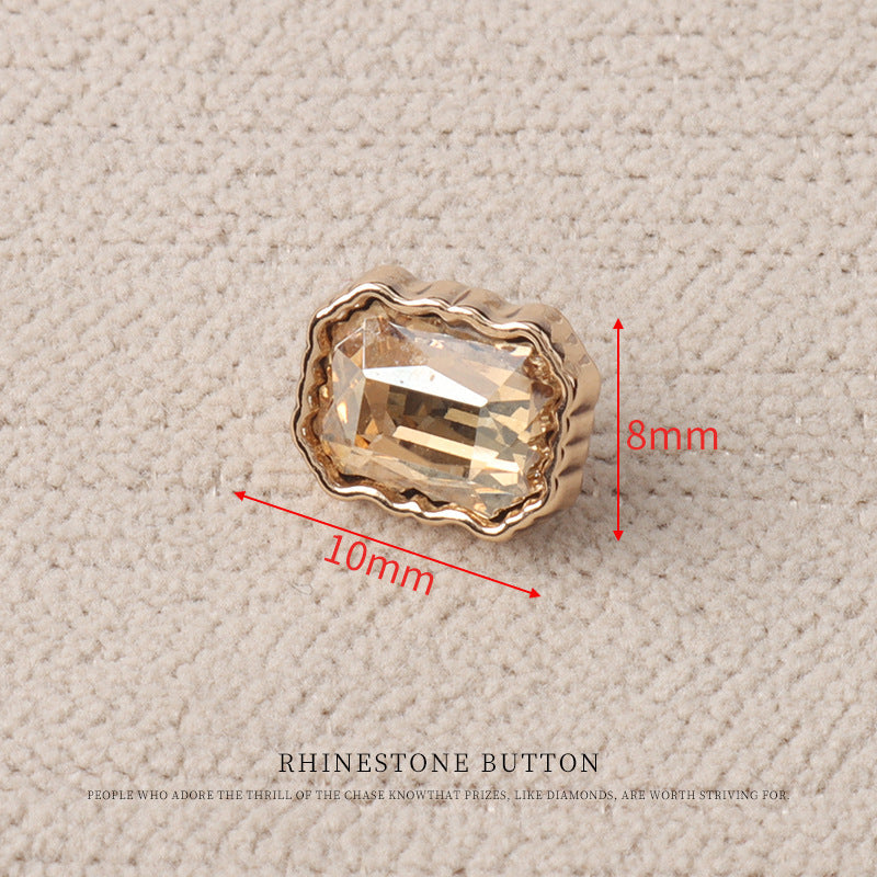 Goldfarbener Herz-Kristallknopf mit facettiertem Stein, Größe ca. 10x8 mm