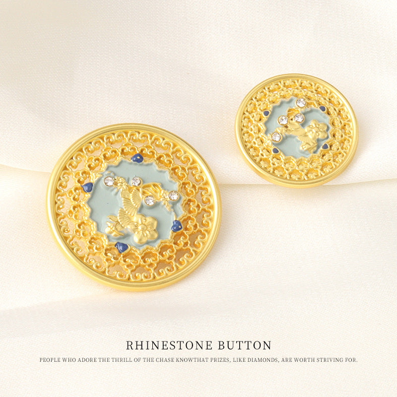 Zwei goldfarbene Vintage Strass-Knöpfe mit blauem Emaille-Muster im Ornamentkranz