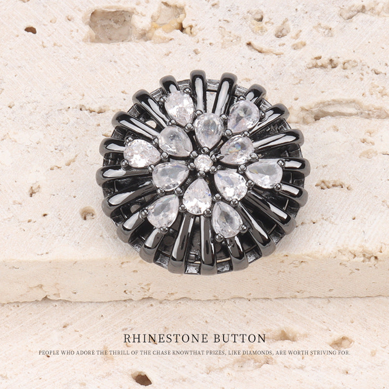 Gunmetal-farbener Blütenknopf mit Zirkonia, schwarze Strahlenfassung mit Steinen