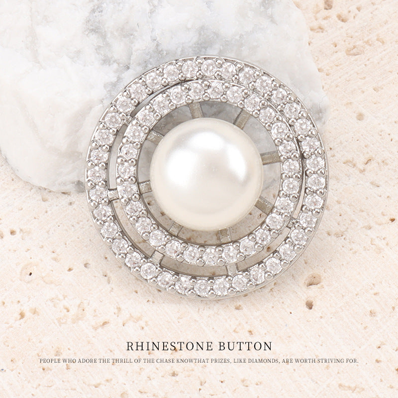 Silberner Mantelknopf mit großer Perle und Zirkonia-Doppelring, rundes Design