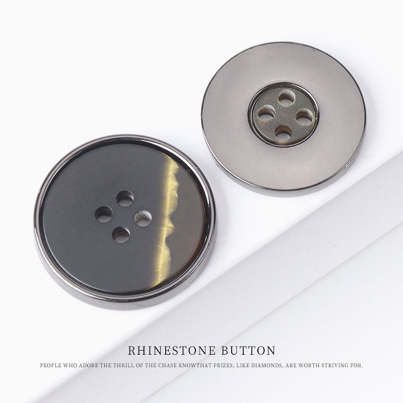 Set aus zwei runden 4-Loch-Knöpfen: schwarz-dunkel und grau-silber, flach mit Metallrand