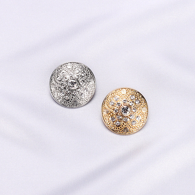Zwei Zierknöpfe mit Strass: silber- und goldfarben, runde Metallplatten