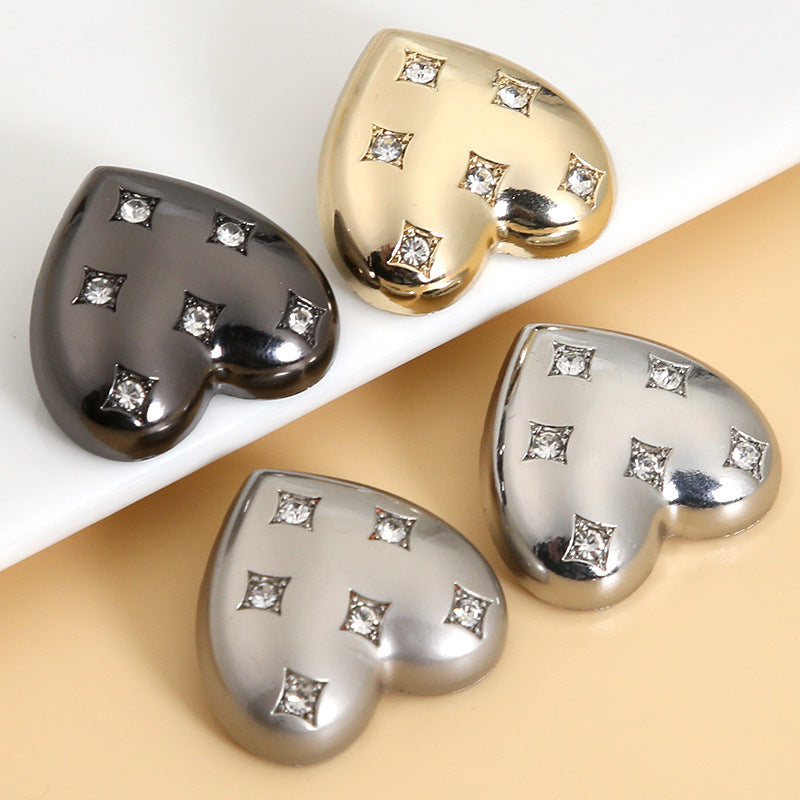 Botones con corazón y pedrería, set multicolor: dorado, plateado, gunmetal y plateado mate