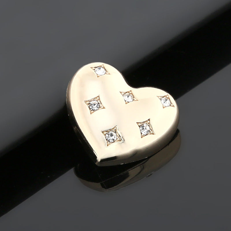 Botón corazón con pedrería, acabado dorado con brillo, para trencas