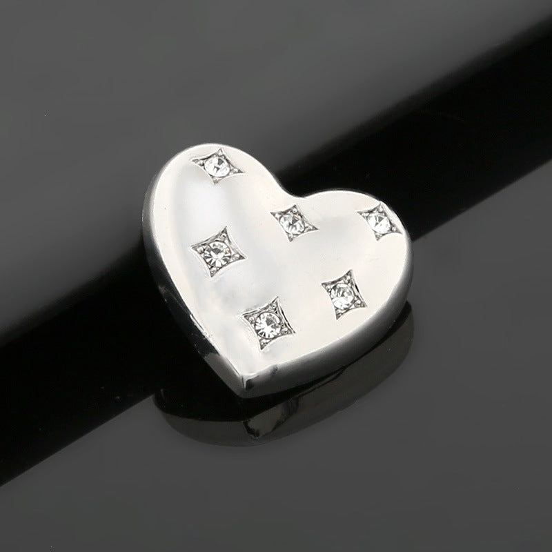 Botón con forma de corazón, acabado plateado brillante y pedrería