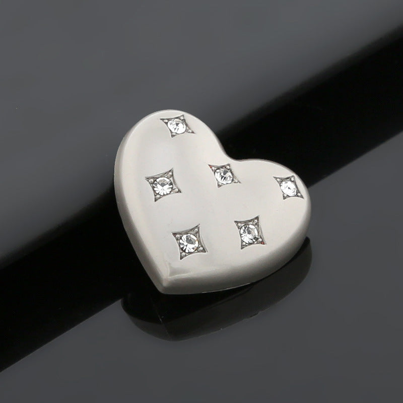 Botón corazón con pedrería, acabado plateado mate