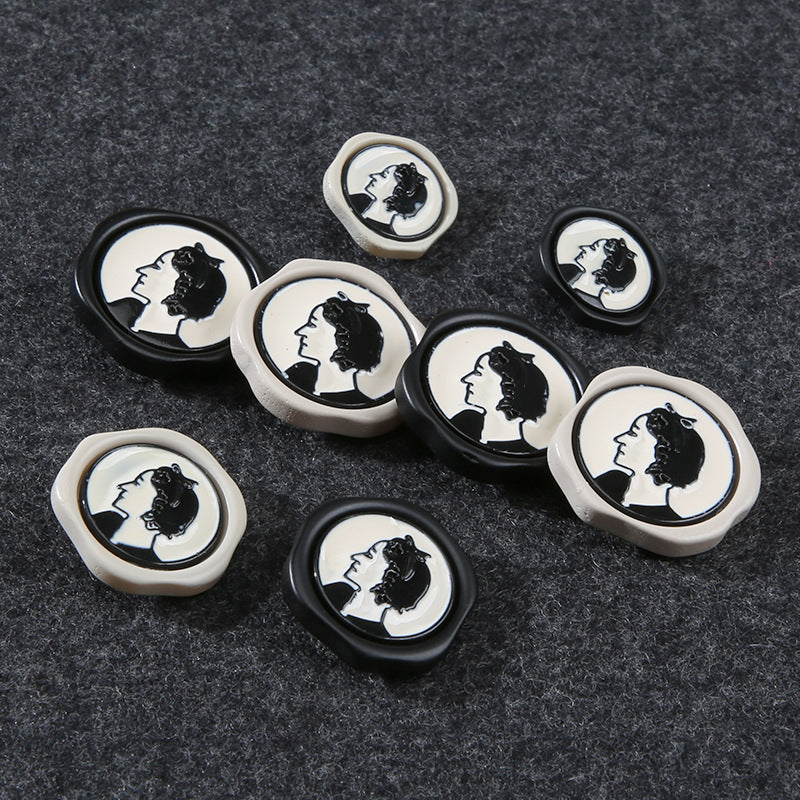 Porträtknöpfe aus Resin, schwarz und hell, Metallösen, 15er-Set