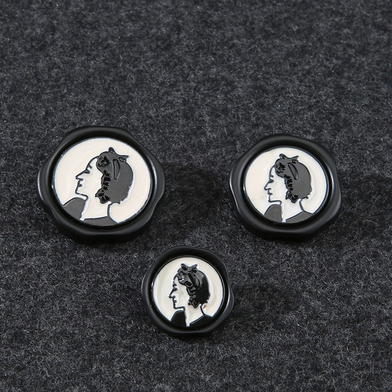 Schwarze Resin-Metallknöpfe mit Porträtmotiv, Metallöse, 3 Stück