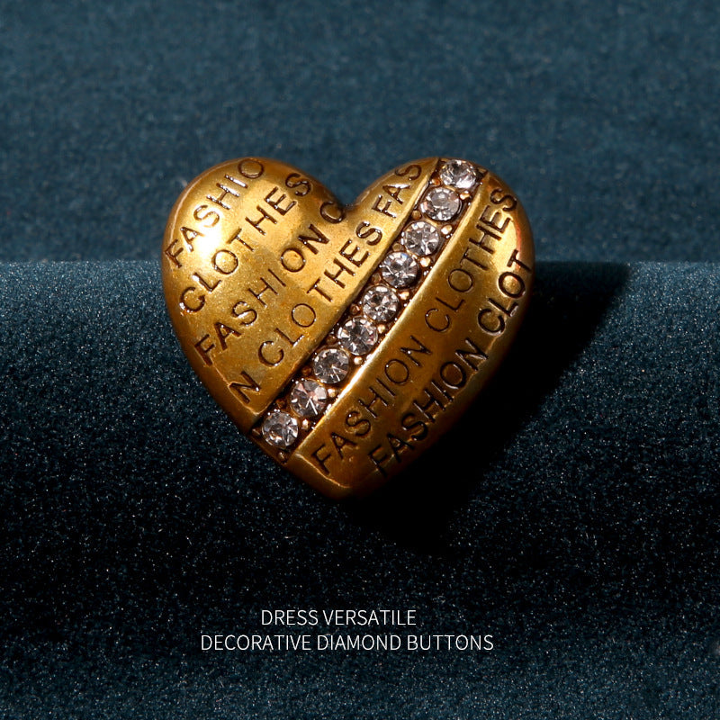 Goldener Herz-Strassknopf mit dekorativem Steinstreifen und beidseitiger Schriftprägung