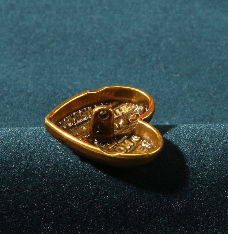 Herzförmiger Strass-Knopf in Gold, Vorderseite mit mittlerem Steinbesatz
