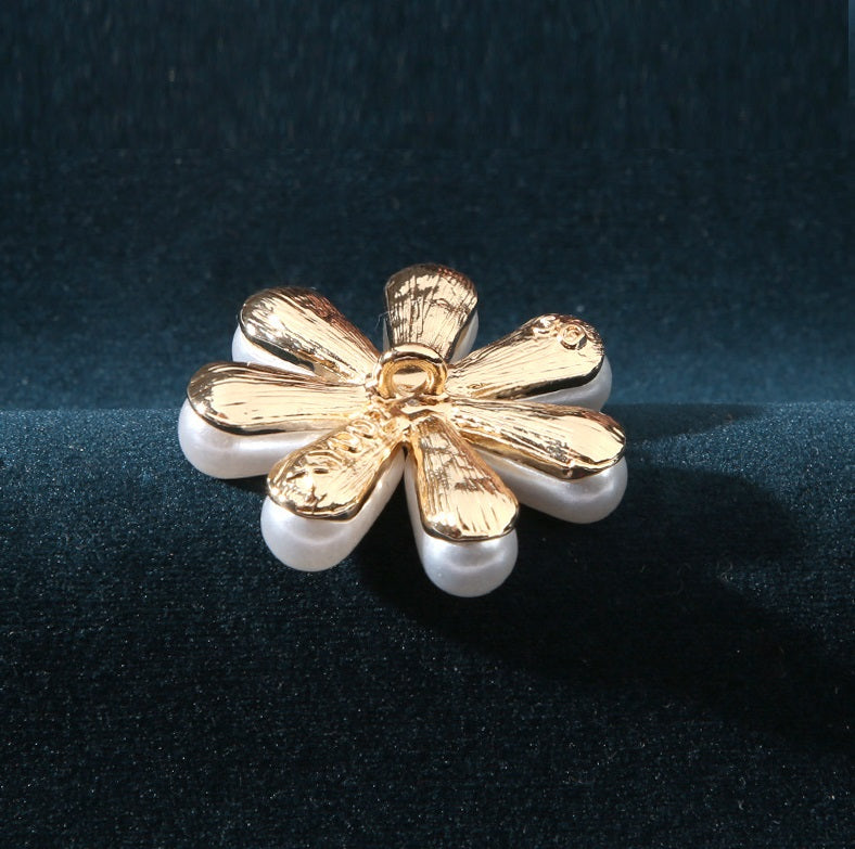 Gold-tone floral pearl button with crystal rhinestone center, 23–32mm