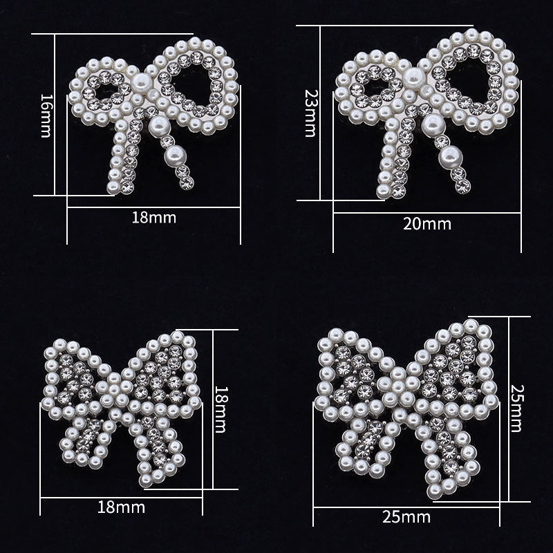 Silberne Bow-Buttons (Paar) mit weißen Perlen und funkelndem Strasskreis, Schaftknöpfe