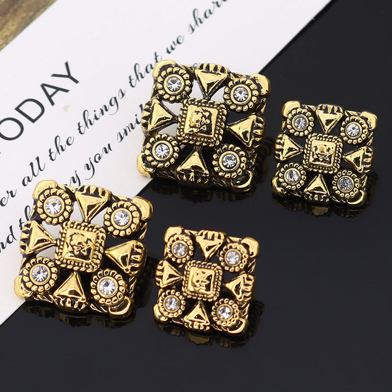 Set aus vier Quadrat-Bronze Strassknöpfen mit goldener Fassung und runden Steinchen