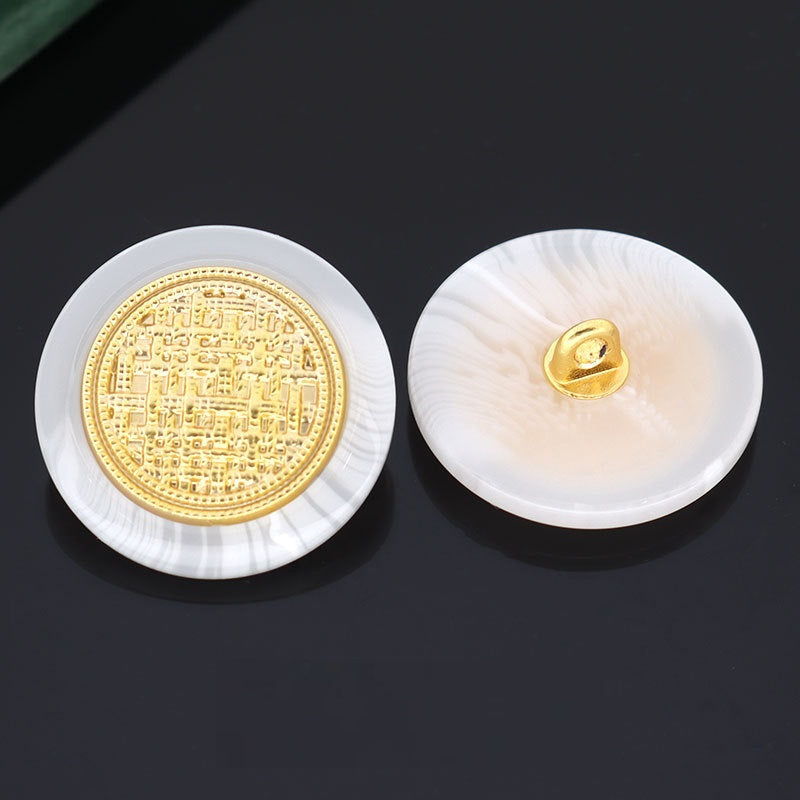 Weiße Knopf-Rückseite mit goldener Metallöse