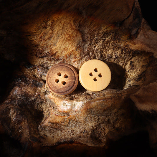 Zwei runde Holzknöpfe aus Pappelholz, verwittert, vier Löcher, braun & hell