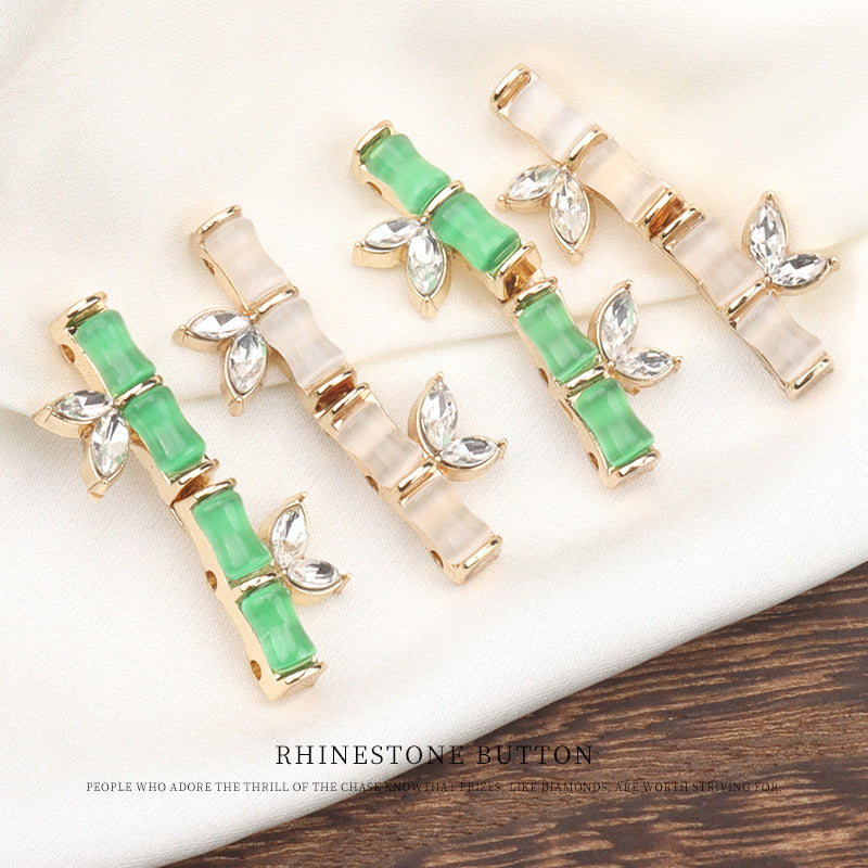 Varios botones verdes estilo bambú con pedrería tipo diamante, resina y metal