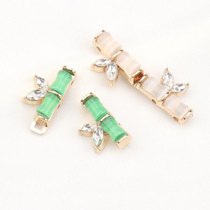Botones estilo bambú con pedrería: verde y blanco, resina y metal