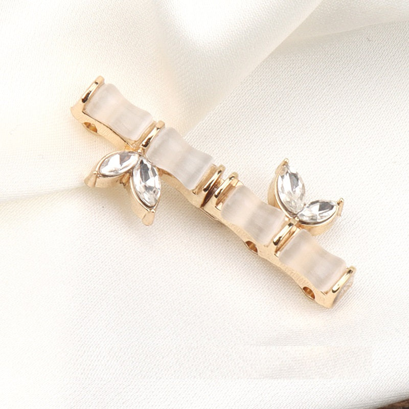 Botón blanco estilo bambú con pedrería tipo diamante, resina y metal, 31mm