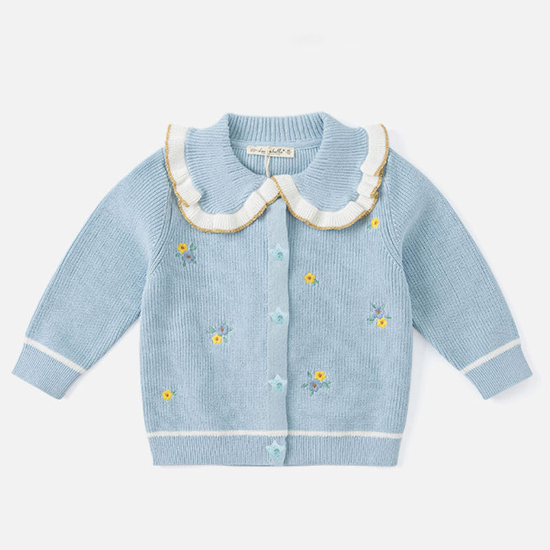 Helles blaues Kinderjäckchen mit aufgenähten Sternknöpfen am Vorderteil