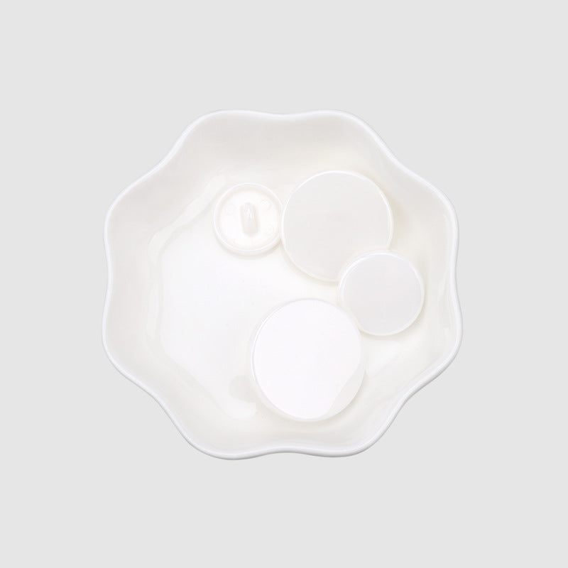 White ceramic flat buttons with shank in a tray, 15–25 mm