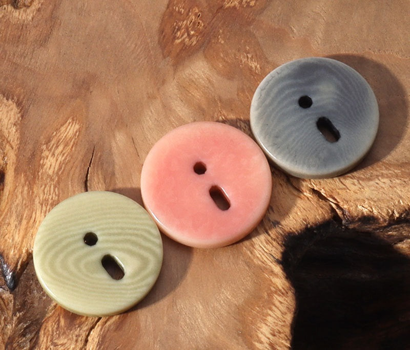 Botones redondos de corozo (rosa, verde y gris) con 2 agujeros