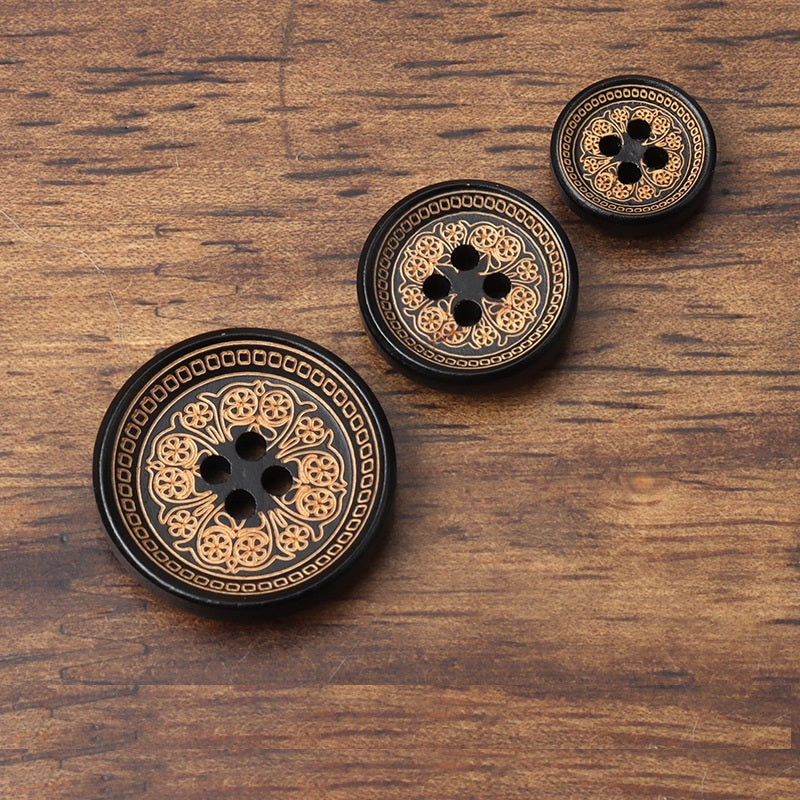 Set schwarze 4-Loch-Holzknöpfe, rund, goldfarbenes Blumen-Laserrelief