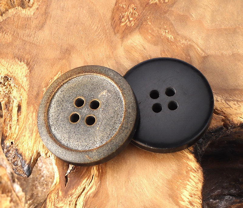 Runde Hornknöpfe 23mm, 4-Loch, matt: grau und dunkel