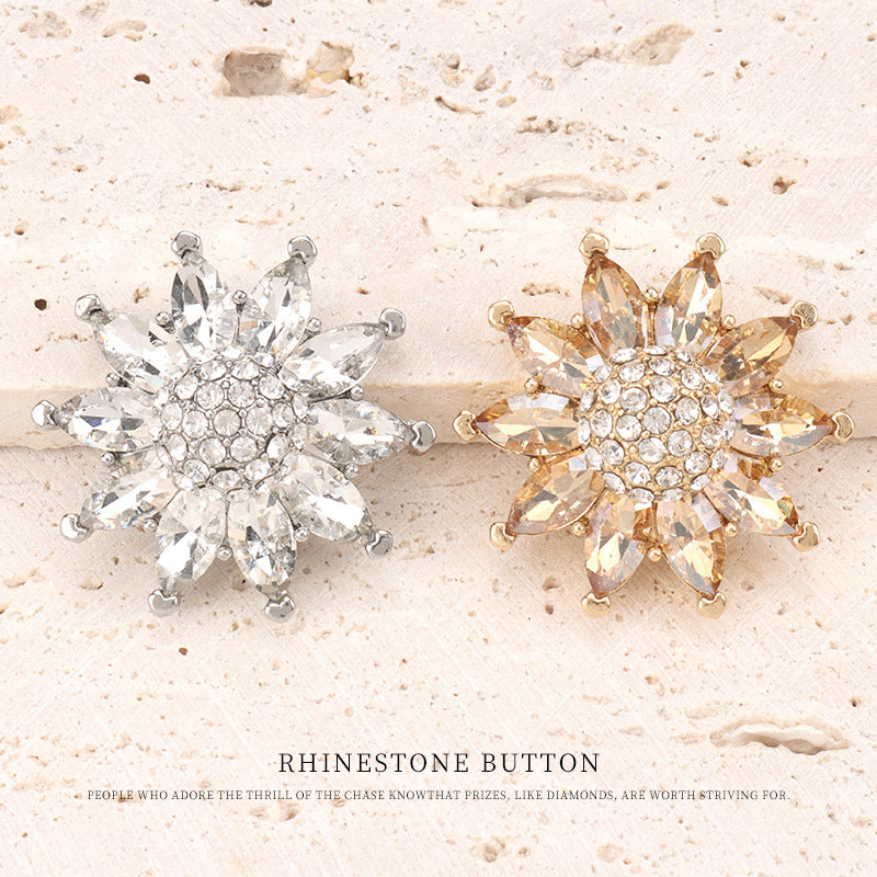 2 Strassknöpfe: silberner und goldener Blumenstil, 32 mm, mit Schaft