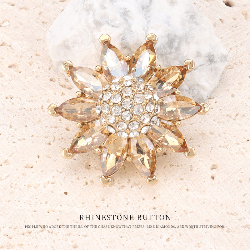 Goldfarbener Blumen-Strassknopf, klarer Mittelstein, Schaft, 32 mm