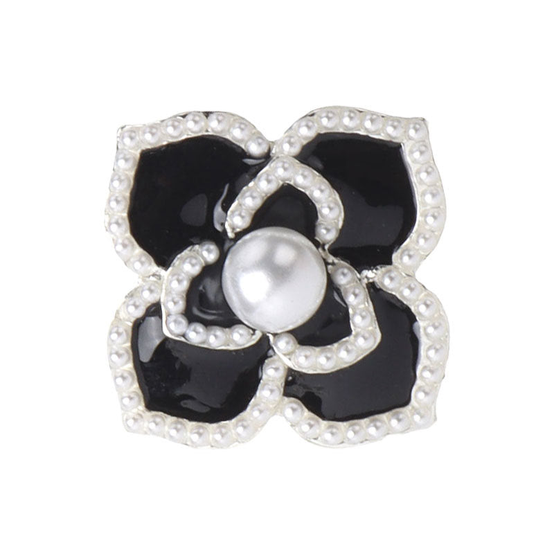 Blumenknopf: schwarze Blütenblätter, Perlenrand, weiße Perle