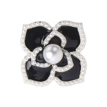 Blumenknopf: schwarze Blütenblätter, Perlenrand, weiße Perle