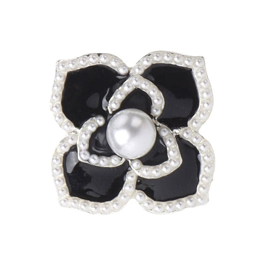 Blumenknopf: schwarze Blütenblätter, Perlenrand, weiße Perle