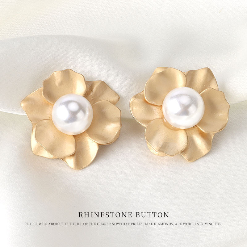 Two gold lotus-shaped buttons with iridescent pearl center, 29mm shank