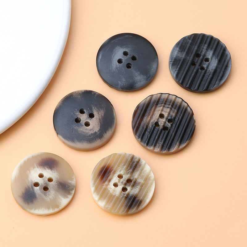 4-Loch-Resin-Knöpfe in Schwarz, Beige und Coffee, rund mit gemaserten Streifen